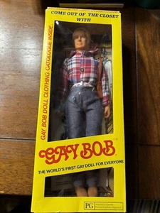 GAY BOB PUPPE 1977 ERSTE SCHWULE PUPPE ANATOMISCH KORREKT mit TASCHE und KATALOG ~NRFB!!! - Bild 1 von 8