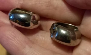 VINTAGE SILVERTONE HALF HOOP SILVER COLOURED CLIP ON EARRINGS VGC 70s 80s LOVELY - Picture 1 of 7
