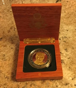 TRUMP CHALLENGE COIN in HOLZBOX ADLER GOLD ROT EMAILLE REPUBLIKANISCHES GOP MAGA - Bild 1 von 22