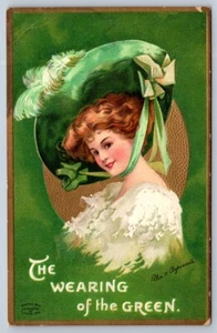 Clapsaddle, rothaarige Dame trägt das Grün, 1909 St Patricks Day Postkarte DPO - Bild 1 von 2