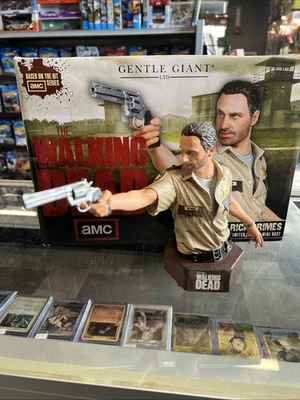Мини-бюст шерифа Рика Граймса из Walking Dead от Gentle Giant ограниченный выпуск - Изображение 1 из 4