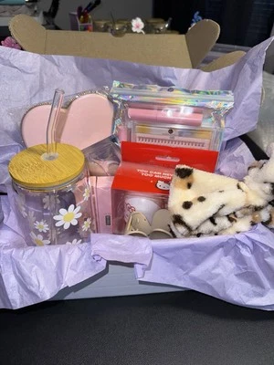 Daisy Beauty Box - Image 1 of 2