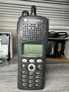 Motorola XTS2500 Model III 700/800 MHz P25 Cyfrowe radio dwukierunkowe H46UCH9PW7BN - Zdjęcie 1 z 15