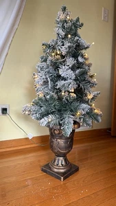 Nearly Natural 4ft. Flocked Artificial Christmas Tree 223 Branches & 100 Lights - Foto 1 di 10