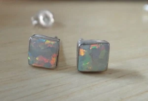 MINUSCOLI ORECCHINI A BORCHIE INTARSIATI ARGENTO STERLING 4-5 mm quadrati bianco laboratorio - Foto 1 di 4
