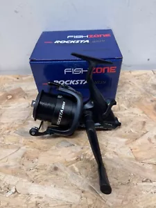 ATTREZZATURA DA PESCA GROSSA CARPA - FISHZONE ROCKSTA BR50, MULINELLO 5000 BAITRUNNER *NUOVO* - Foto 1 di 7