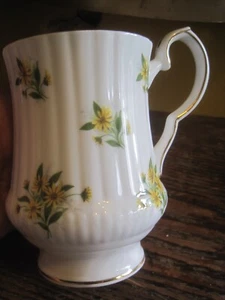 ROYAL WINDSOR Bone China England Kaffee/TEE Becher - Gelb GÄNSEBLÜMCHEN Blumen & Goldrand - Bild 1 von 2
