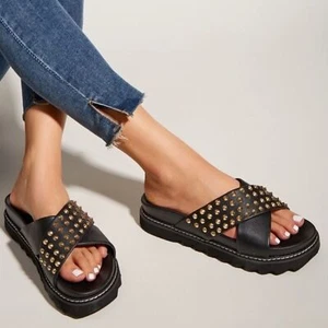 Plataforma de cuña negra con tachuelas cruzadas piramidales sin cordones para mujer talla 8,5 - Imagen 1 de 10
