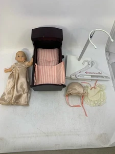 American Girl Puppe Felicity's Baby Schwester Polly & Wiege mit Extras *kleiner Chip O - Bild 1 von 14