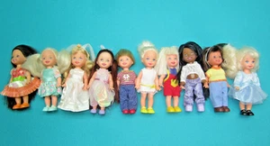 BARBIE - KELLY AND FRIENDS PUPPEN KONVOLUT MIT KLEIDUNG UND SCHUHEN - K-22 - Bild 1 von 5