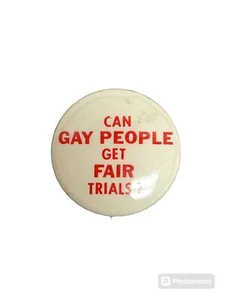 I gay possono ottenere processi equi? Spilla a bottone diritti gay LGBT vintage - Foto 1 di 7