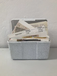 Vintage graue Kunststoff Rezeptbox mit ca. 100 geschriebenen getippten & abgeschnittenen Rezepten - Bild 1 von 5