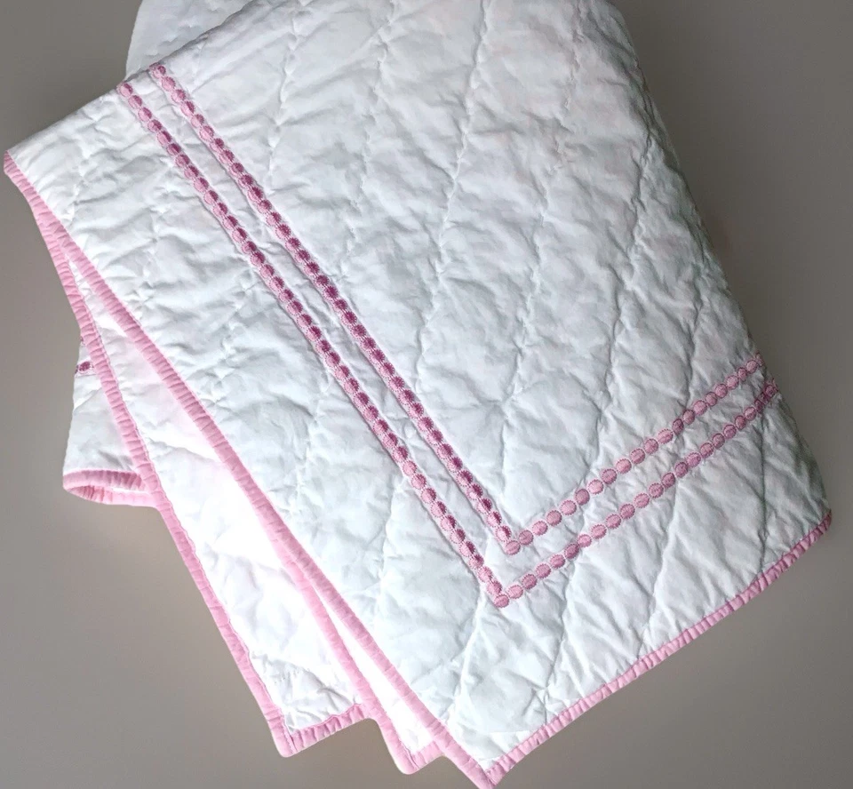 Edredón de cama Pottery Barn para niños pequeños para cuna blanco con borde rosa pastel 33 x 48 Foto 1 de 4