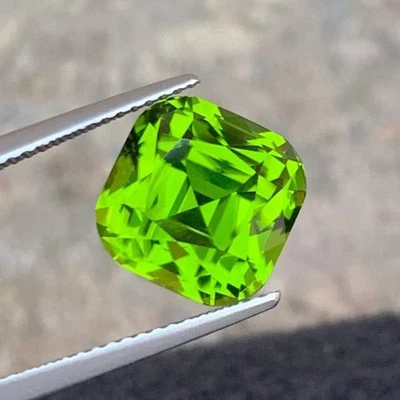 8.15 Carats Dazzling Natural Green Peridot Gemstone with Cushion Cut, Loose Pea - Image 1 of 4