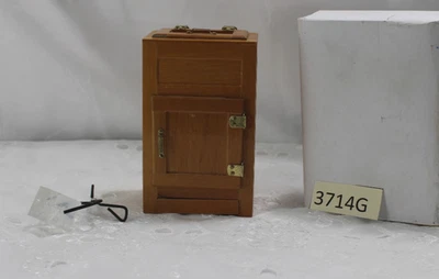MINIATURA CASA DE BONECAS CAIXA DE GELO DE MADEIRA COM CUBO DE GELO POR CONCORD MINIATURES - Imagem 1 de 4