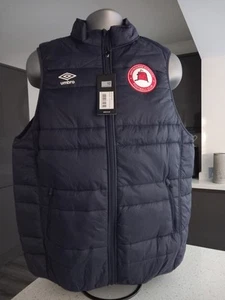 Brandneu mit Etikett Eastbourne Borough FC Umbro Erwachsene Weste Körperwärmer Größe aus Liste auswählen - Bild 1 von 3
