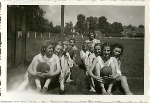 ALTES FOTO - VINTAGE SNAPSHOT - FRAU TEAM SPORT BALL - WOMAN TEAM BALL - Bild 1 von 1