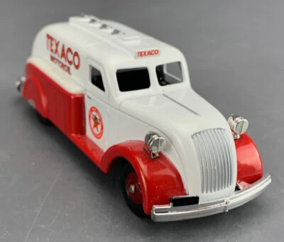 1:43 Corgi 1937 Dodge Airflow Texaco Motor Oil D1495 - Image 1 of 4