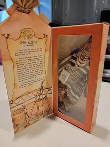 CHIEF JOSEPH NEZ PERCE NATIVE AMERICAN  HALLMARK COLLECTABLE BOX 1979 Soft Doll  - Imagen 1 de 4