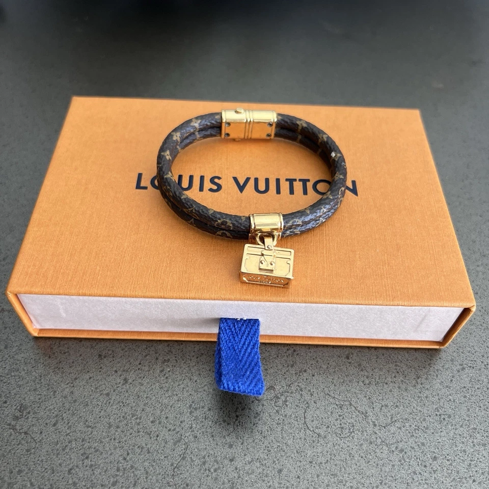 Louis Vuitton Auténtico Monograma Doble Envoltura Pulsera con Dije Foto 1 de 4