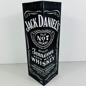 Jack Daniels Scatola Bottiglia di Latta VUOTA Tennessee Sour Mash Whiskey Nero Bianco 13,5" - Foto 1 di 10