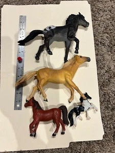 Plastic Horse Lot of 4 - Picture 1 of 2