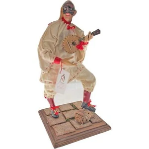 Statua Pulcinella PULCMAN Suonante Mandolino In Terracotta Con Base Di Legno 35H - Foto 1 di 2