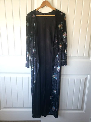 Bata Zara Negra Floral Kimono Plumero Capricho Pequeño Terciopelo Sin Cinturón Corbata Frontal Foto 1 de 4