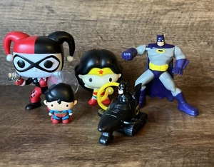 DC COMICS LOTTO Figurine Veicoli Batman Harley Quinn Giocattoli da Collezione Spedizione Veloce - Foto 1 di 6