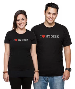 NUOVISSIMA ~ VENDITORE USA ~ THINK GEEK ~ I LOVE MY GEEK ~ T-SHIRT UNISEX XL NERA ~ - Foto 1 di 1