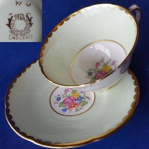 Taza de té y platillo Collingwoods Bone China England '41 V'. Banda verde como nueva. Flores - Imagen 1 de 12