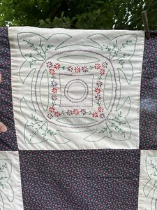 Trapunta vintage top ricamata a mano floreale cotone viola Calico 66x96" anni 80 - Foto 1 di 13