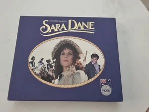 SARA DANE - JUEGO DE CINTA DE CASETE VIDEO VHS EN CAJA MGM/UA - Imagen 1 de 3