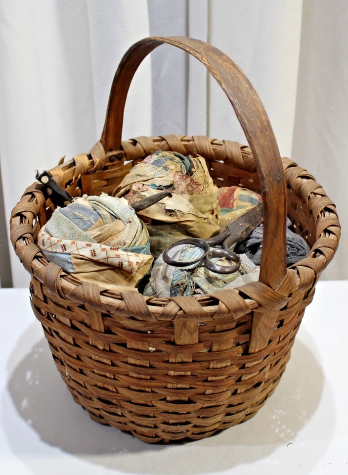 Bolas de trapo de tela de edredón antiguas American Primitive Country en canasta primitiva Foto 1 de 4