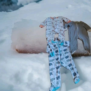 Lote de 3 pijamas con patas para bebé niño pijama Gerber Onesies para dormir 6-9 M - Imagen 1 de 8