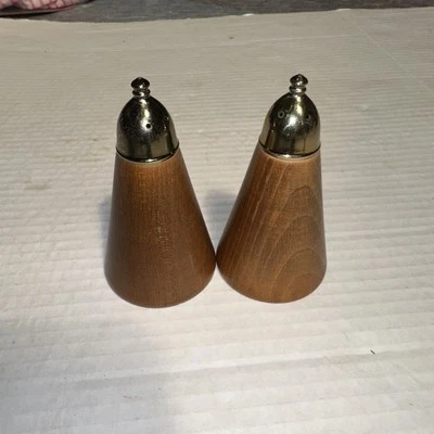 Juego de cocteleras de sal y pimienta con tapa superior de bronce atornillables de madera MCM de colección 3 5/8" de alto Foto 1 de 4