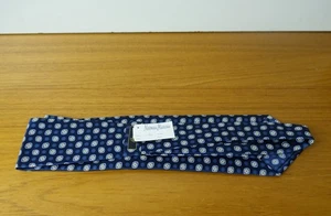 NEIMAN MARCUS KRAWATTE IN BLAUER FARBE MIT DESIGN. NEU MIT ETIKETT NEIMAN MARCUS KRAWATTE IN BLAUER FARBE - Bild 1 von 4