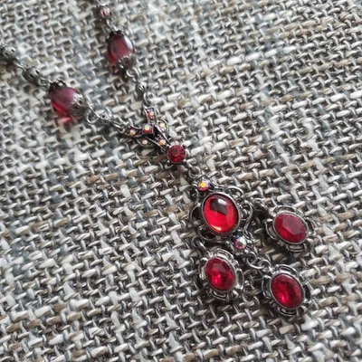 Collar de diamantes de imitación rojos para 2028, tono plata oxidada, cadena con cuentas y colgante Foto 1 de 4