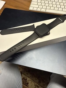Apple Watch Series 4 40 mm Space Gray Aluminum Case with Black Sport Band (GPS + - Picture 1 of 4