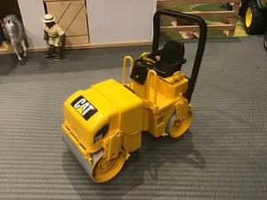 Bruder 1:16 CAT Asphalt drum compact roller. - Picture 1 of 6