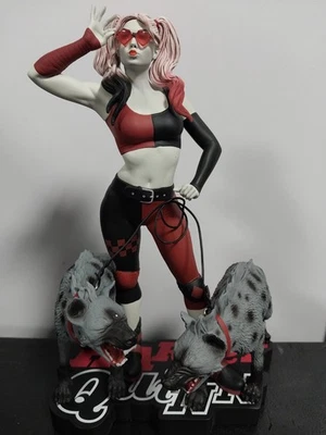 Harley Qunn por Jenny Frison rojo, blanco y negro 1:10 estatua McFarlane Toys Foto 1 de 4