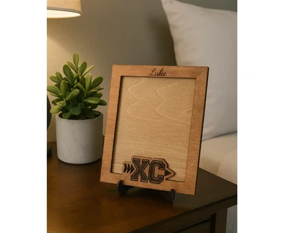 Marcos de fotos deportivos personalizados de madera de campo traviesa 5x7 Foto 1 de 4