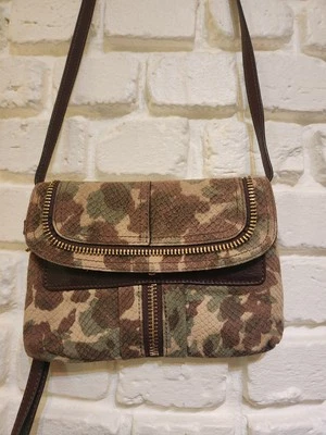 Embreagem conversível tiracolo couro marrom verde camuflagem B Makowsky  - Imagem 1 de 4