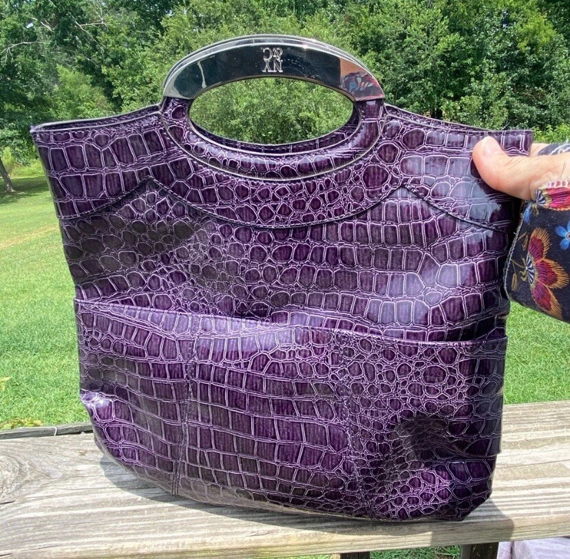 New York & Co紫色手提包鳄鱼印花钱包 — 第 1/4 张图片