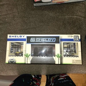 Nuevo en caja Shelby Museum 7 piezas réplicas fundidas a presión 1:64 cuartel general coche sala de exposición conjunto - Imagen 1 de 5