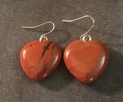 Brincos estilo coração pendurado feitos à mão com pedra preciosa de jaspe vermelho - Imagem 1 de 4