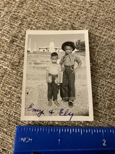 Foto de 1950 de dos duros traje de vaquero vestidos hermanos posan para disfraz de instantánea - Imagen 1 de 3
