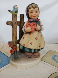 1964 Goebel Hummel Figur #352 Sweet Greetings Girl neuwertig 4 1/4" Herz Mädchen - Bild 1 von 6