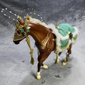Breyer Traditional 2019 Christmas Horse Minstrel Holiday Costume Included - Picture 1 of 10