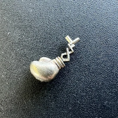 Clue The Simpsons Extend-O-Glove Weapon Token Replacement Pieces Parts - Image 1 of 2